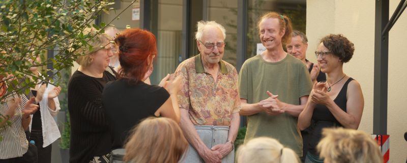 Das Verhältnis zwischen Ekkehard (links) und seinem Sohn Oliver war lange Zeit schwierig. Doch nun steht Ekkehard auf der Bühne und erfindet sich noch mal ganz neu. Das stärkt auch die Vater-Sohn-Beziehung. 