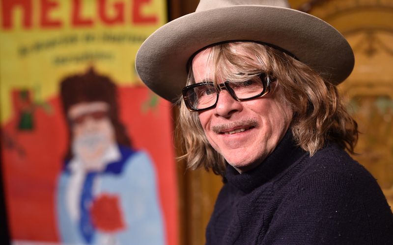 Helge Schneiders Humor ist schönste Clownerie, und als Clown ist er entsprechend gekleidet: von Kopf über Fuß bis hin zur Brille. Ja, auch die teils skurrilen Brillen gehören zum Repertoire des Komikers, dem das Erste nun mit "Helge Schneider - The Klimperclown" (20. August, 20:15 Uhr) eine Doku widmet. Darum ist Helge Schneider - das Wortspiel darf erlaubt sein - wie maßgeschneidert für unsere Galerie mit den lässigsten Brillenträgern aller Zeiten.