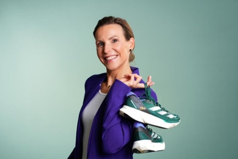 Die deutsche Lauflegende Sabrina "Mocki" Mockenhaupt meldet sich beim 51. Berlin-Marathon gemeinsam mit Moderatorin Laura Papendick von der Strecke. Unter den Teilnehmern finden sich unter anderem der Kenianer Sabastian Sawe, für viele der aktuell beste Marathonläufer der Welt, und Vorjahressieger Milkesa Mengesha.