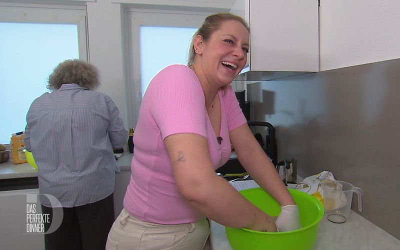Strahlend knetet Jenny (35) hier noch ihren Teig, im Hintergrund werkelt Mama Beate (58).