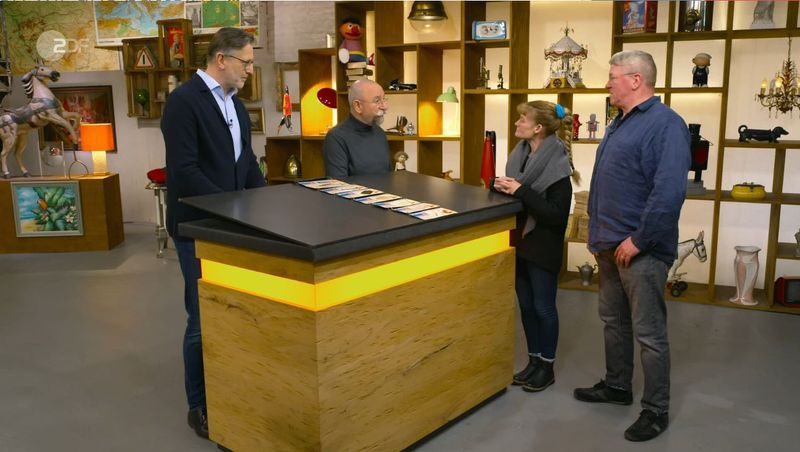 Sommerzeit ist Eiszeit. Passend dazu begann die Mittwochsfolge von "Bares für Rares" genau damit: Anke und Norbert hatten Werbeschilder für Speiseeis dabei. Wie alt diese sind, verriet ein Blick auf die Preise: Eis am Stiel kostete damals nur 50 Pfennig. "Das nennt man Inflation", klagte Gastgeber Horst Lichter wehmütig.