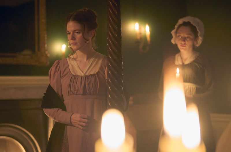Isabella Fowle (Rose Leslie, links) und die Bedienstete Dinah (Mirren Mack) trauern um den Pfarrer Fowle. 