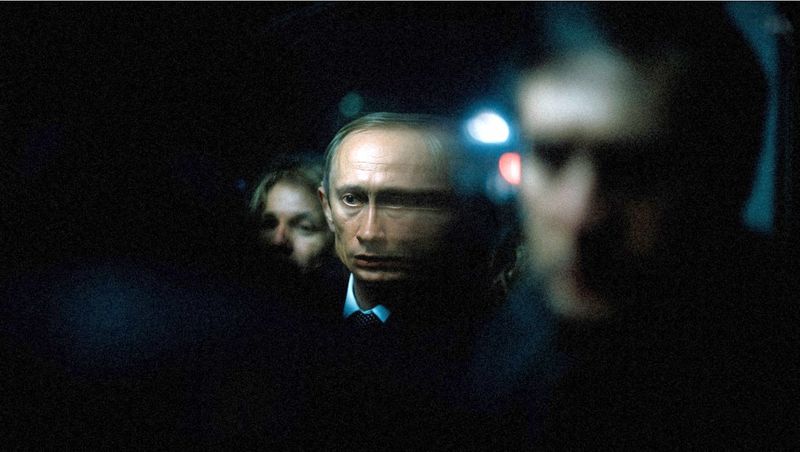 Von St. Petersburg nach Moskau: Mit Verbindungen zur Unterwelt und den Geheimdiensten bahnt sich Wladimir Putin (dargestellt von Marius Čizauskas) den Weg zur Macht.