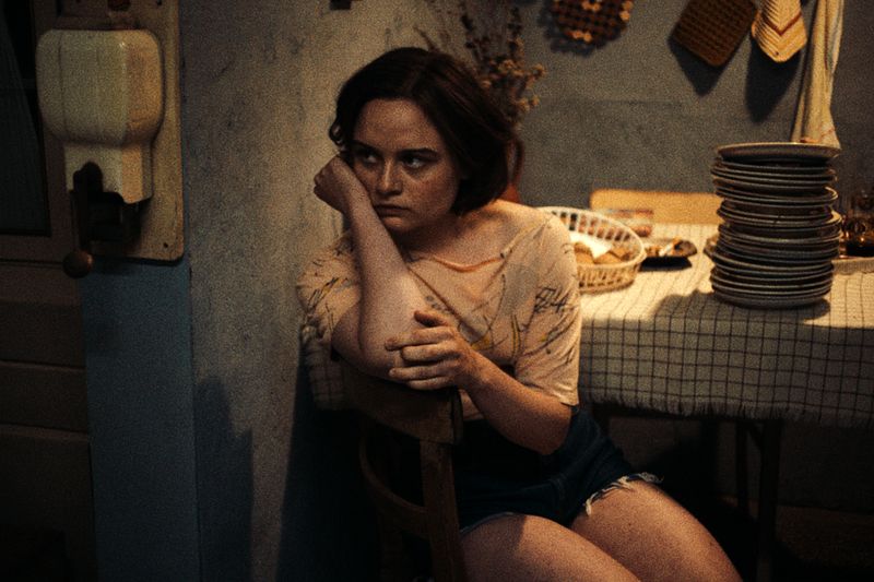 Angelika (Lena Urzendowsky) wächst in der DDR in einer fragilen Bauernfamilie auf. 