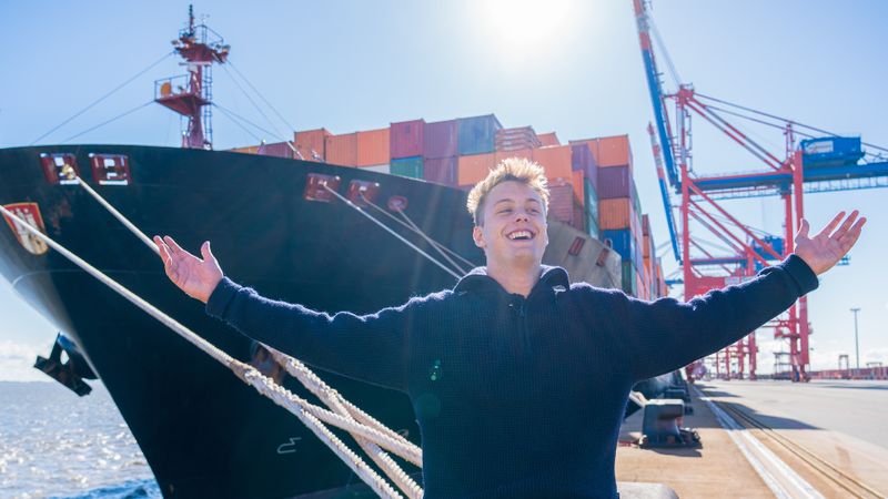 Ansgar kann gar nicht erwarten, bis das Containerschiff ablegt.