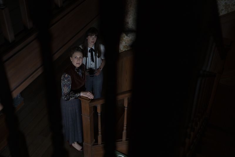 Lorraine Warren (Vera Farmiga, links) und ihre Tochter Judy (Mia Tomlinson) haben etwas Unheimliches entdeckt.