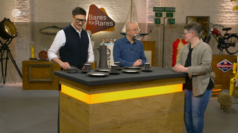 "Es wurde eingedeckt", kommentierte Horst Lichter den Anblick auf dem Expertentisch. Colmar Schulte-Goltz widmete sich bereits dem Kaffee-Service. "Respekt, noch nie gesehen - also dich und das Geschirr", sagte der Moderator flapsig zu Verkäuferin Petra.