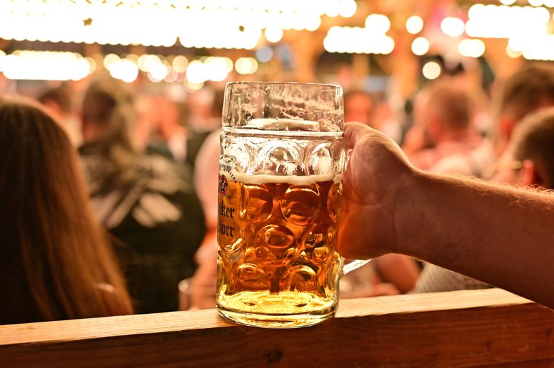Sobald das erste Fass offiziell angestochen ist, fließt das Bier.
