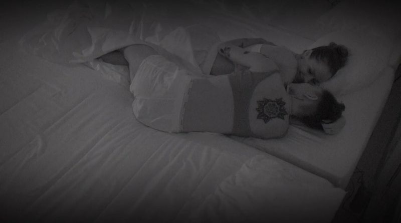 Die neue Folge "Princess Charming" startete mit innigen Szenen. Doch nicht etwa die Princess selbst kommt einer der Kandidatinnen näher - es sind zwei der Teilnehmerinnen, die sich nachts heimlich im Bett miteinander vergnügen. Das Bittere: Eine von ihnen versicherte Vanessa noch zuvor, nur Augen für sie zu haben. 