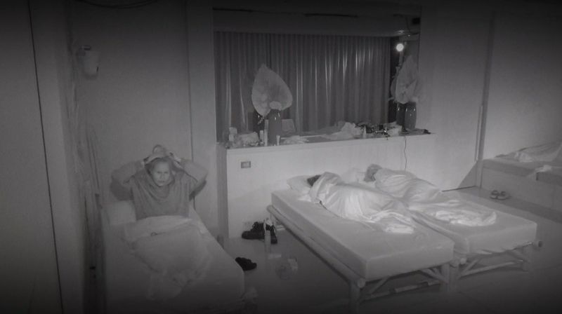 Kandidatin Bianca "erwischt" die Turteltauben nachts im Bett. Es handelt sich um Chantal-Jale und Alia. "Ich bin aufgewacht, wollte schnell auf Toilette gehen. Auf einmal - zack! Wurde rumgezüngelt", berichtet Bianca am nächsten Morgen im Interview. Und auch in der Villa sprechen sich die Neuigkeiten schnell rum ...