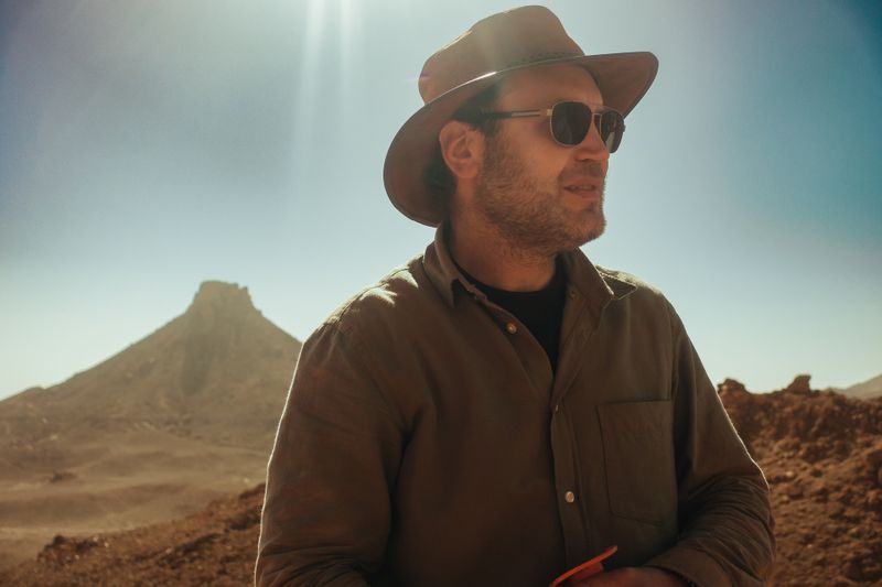 Schon als Kind packte ihn die Abenteuerlust. Der Wissenschaftler Nizar Ibrahim erzählt im Interview, wie er zu seinem Job kam und wie die Arbeit mit Dinos sein Zeitgefühl veränderte. 