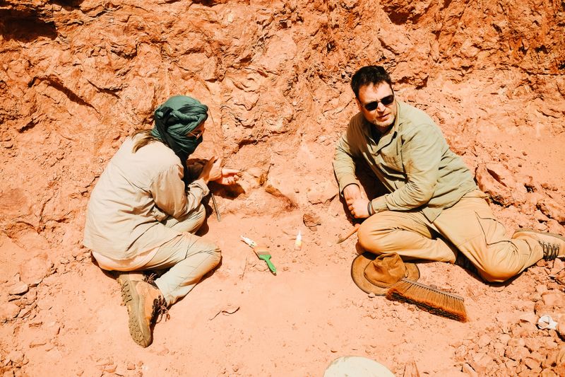 Nizar Ibrahim und Francesca Borchi geben in der sechsteiligen BBC/ZDF-Produktion "Terra X: Unter Dinos - Geheimnisse der Urzeit" (ab Sonntag, 24. August, 19.30 Uhr,  im ZDF) einen Einblick hinter die Kulissen der Arbeit eines Paläontologen. 