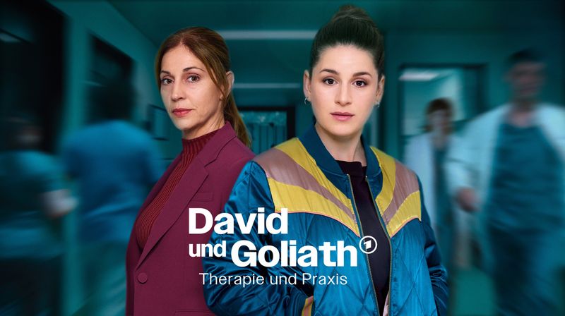 "David und Goliath" ist eine Reihe, die auf starke Frauenfiguren setzt": Psychotherapeutin Dina Schwarz (Lou Strenger, rechts) muss sich unter den strengen Blicken von Klinikchefin Dr. Veronika Jelinek (Ulrike C. Tscharre) als psychosoziale Beraterun des medizinischen Personals beweisen.