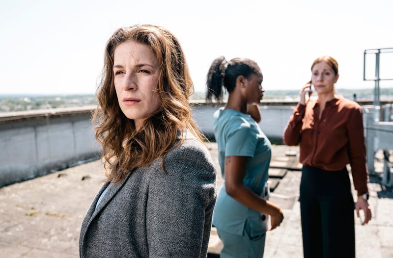 Gleich in der ersten Folge geraten Dina Schwarz (Lou Strenger, links), Veronika Jelinek (Ulrike Tscharre, rechts) und Jenny de Luca (Melodie Simina) in eine Notsituation.

