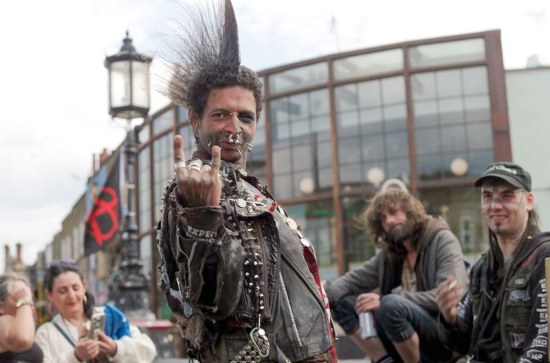 Ein Irokesenschnitt, dazu Sicherheitsnadeln, Aufnäher und Metallketten - das ist die Uniform der Punks. Im Gegensatz zu den Poppern der 80-er haben sie überlebt.

