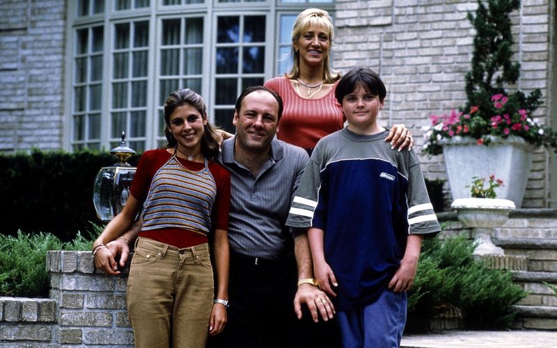 Eine schrecklich nette Familie: Vielen gilt "The Sopranos" als die beste Serie aller Zeiten und Tony Soprano (James Gandolfini, zweiter von links) als Blaupause für den modernen Serien-Antihelden. Gerade die gebrochene Titelfigur, ein knallharter Boss eines Mafiaclans in New Jersey und liebender Familienvater, der sich in Psychoanalyse begibt, begeisterte die Kritiker.