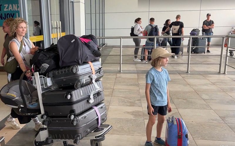 Franzi, Baby Malia und Söhnchen Willy kommen auf Sansibar an - doch Saris holt sie nicht wie versprochen vom Flughafen ab. 