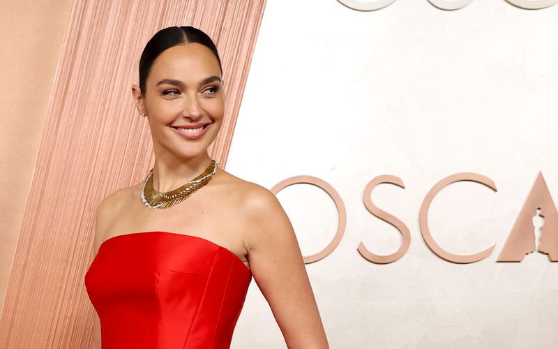 Misswahl-Titel, Militärausbildung und Mutterherz: Eigentlich erstaunt es nicht weiter, dass Gal Gadot irgendwann zur "Wonder Woman" (23. August, 20:15 Uhr, Pro Sieben) wurde und seither immer wieder als taffe Frau in Actionfilmen besetzt wird. Zuletzt sorgte sie aber mit einem Märchenfilm für Aufsehen, als böse Königin in Disneys "Schneewittchen". Die Galerie ist also breit gefächert, die wir zu Ehren der 40-Jährigen erstellt haben.