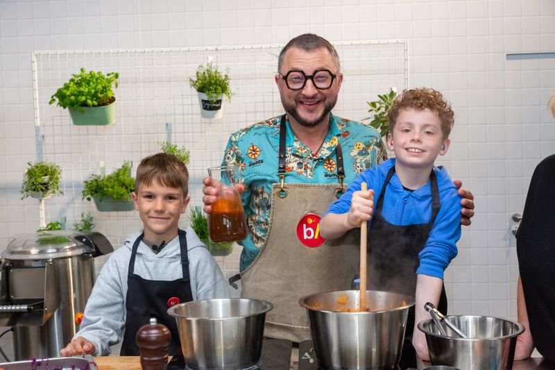 Sebastian Lege (Mitte) weiß: Wenn Kinder mitkochen dürfen, schmeckt ihnen das Essen meist auch besser.