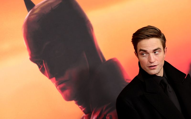 Als blutsaugender Vampir Edward eroberte Robert Pattinson viele Teenieherzen im Sturm. Dass der britische Schauspieler auch komplexere Rollen meistern kann, bewies er mit künstlerisch so ambitionierten Filmen wie "High Life" oder "Der Leuchtturm". Das deutsche Fernsehen feiert ihn am 24. August gleich zweifach. Auf Pro Sieben läuft um 20:15 Uhr "The Batman", Arte strahlt zur selben Zeit das Drama "Die versunkene Stadt Z" aus. Wir nehmen das zum Anlass für eine Bildergalere zu Ehren des Superstars.