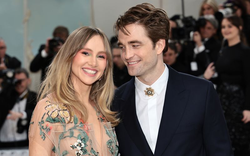 Suki Waterhouse und Robert Pattinson sind seit 2018 ein Paar. Wer aber ist die Frau an der Seite des "Twiligh"-Stars?