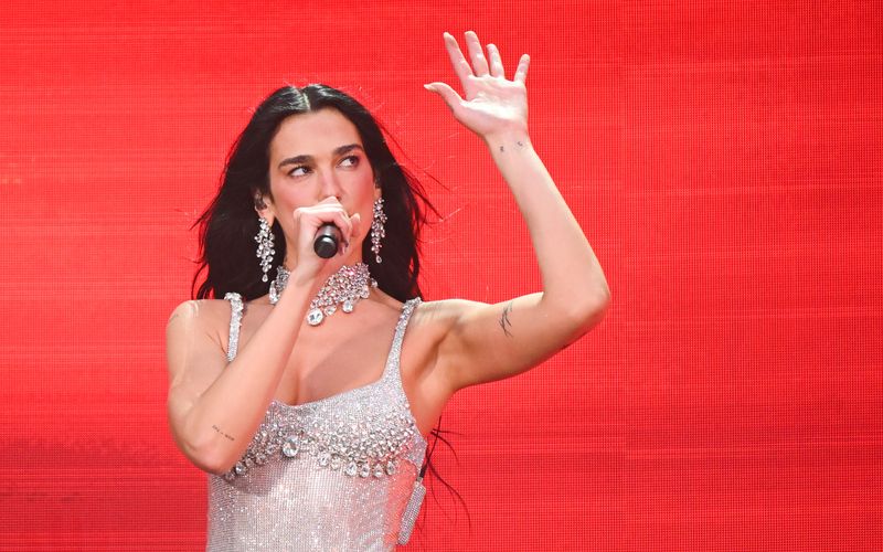 Sie hat schon fast alle großen Musikpreise gewonnen, mehrere Milliarden Klicks bei YouTube gesammelt und Millionen Platten verkauft. Keine Frage, Dua Lipa gehört zu den erfolgreichsten Musikerinnen der Welt. Nun feiert die Sängerin ihren 30. Geburtstag. Die Galerie präsentiert aus diesem Anlass einige Glanzlichter aus ihrem Leben und ihrer Karriere.