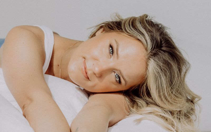 Sonia Liebing feierte mit ihrem Coverhit "Jugendliebe" einst den Durchbruch. Nun legt sie den Song in aktuellem Gewand auf ihrem neuen Album "Ganz nah bei mir" neu auf.