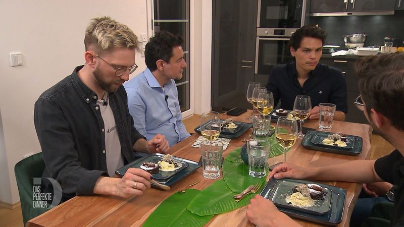 Das von allen mit Spannung erwartete Trüffel-Kaviar-Dessert steht auf dem Tisch.
