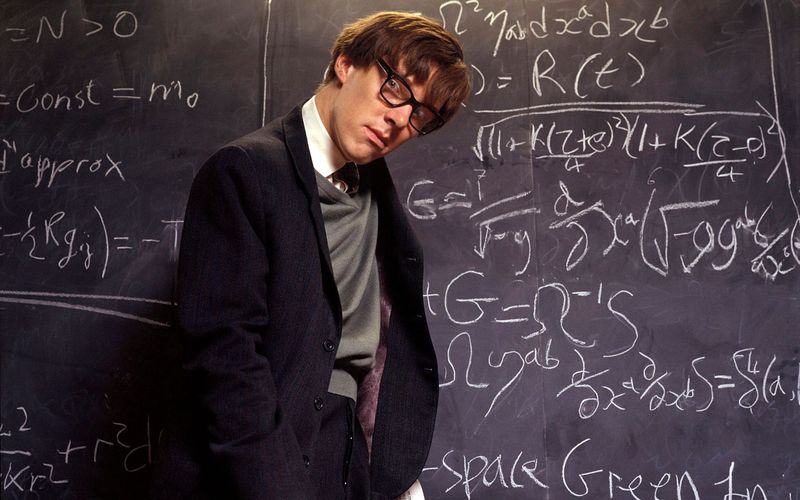 Hätten Sie ihn sofort erkannt? Nach kleineren Rollen feierte Benedict Cumberbatch seinen Durchbruch im BBC-Biopic "Hawking - Die Suche nach dem Anfang der Zeit" (2004), in dem der Brite den berühmten Physiker Stephen Hawking spielte.