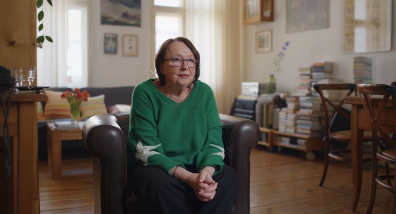 Katja Lange-Müllers Mutter war in der DDR eine führende Politikerin. Sie selbst flog mit 16 wegen  "unsozialistischen Verhaltens" von der Schule. Im Dokumentarfilm "Die Unbeugsamen 2 - Guten Morgen, ihr Schönen" berichtet die Schriftstellerin über das Leben in der DDR, die Stellung der Frau und die Widerstände auf dem beruflichen Karriereweg. 