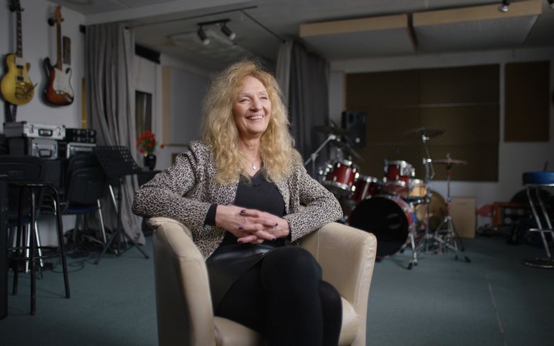 Tina Powileit war Schlagzeugerin der DDR-Band Mona Lise, später spielte sie in der Band des DDR-Liedermachers Gerhard Gundermann. Powileit ist eine der Protagonistinnen der sehenswerten Doku "Die Unbeugsamen 2 - Guten Morgen, ihr Schönen".