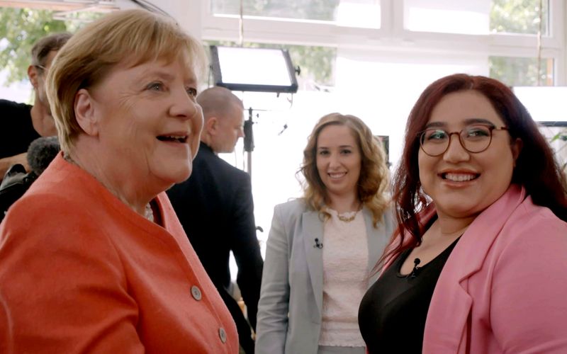 Angela Merkel (links) trifft sich mit Geflüchteten wie Mahsa Narimani (rechts).