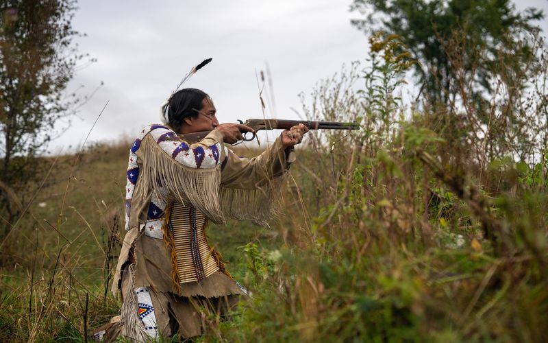 In "Sitting Bull" werden Stationen aus dem Leben des Lakota-Anführers nacherzählt. Die Geschichte ist vor allem eine des Konflikts mit den damaligen USA und ihren Bestrebungen, das Land der Lakota zu besiedeln und diese zu vertreiben.
