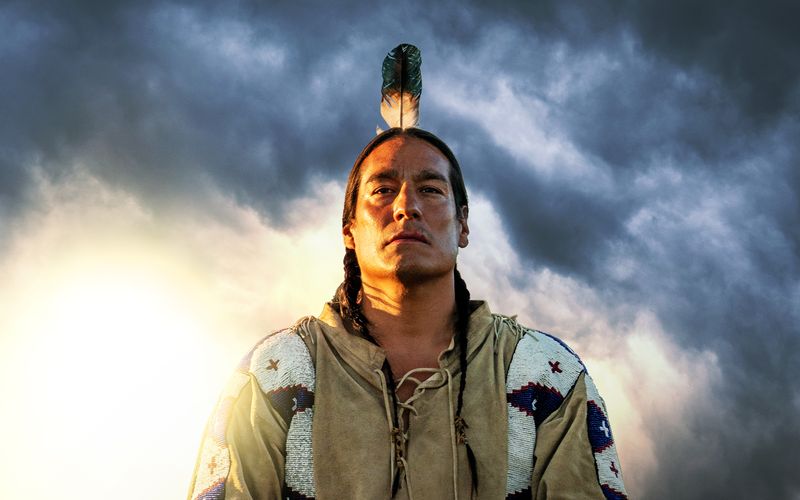 Im Rahmen des Themenwochenendes zur Geschichte Nordamerikas zeigt der HISTORY Channel am 6. September, 20.15 Uhr, erstmals "Sitting Bull", die Geschichte des legendären Anführers der Lakota. Die Titelfigur wird gespielt von Michael Spears (Foto), selbst ein Angehöriger des Volks der Lakota.
