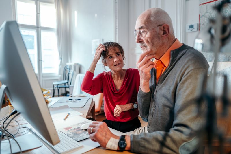 Sabine (57) ist auf die Hilfe anderer angewiesen, um sich in der digitalen Welt zurechtzufinden.