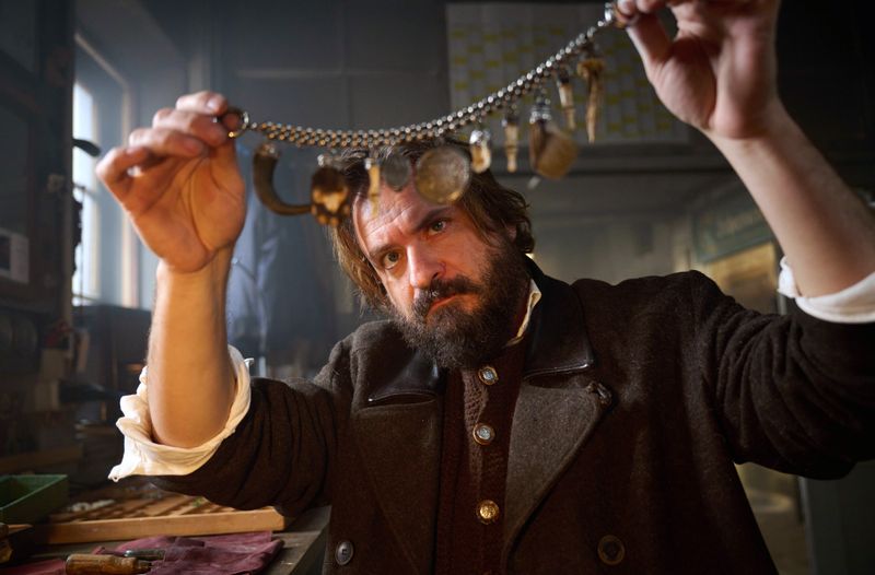 Berti Ottensamer (Daniel Christensen) stellt Trachtenschmuck aus menschlichen Knochen her.