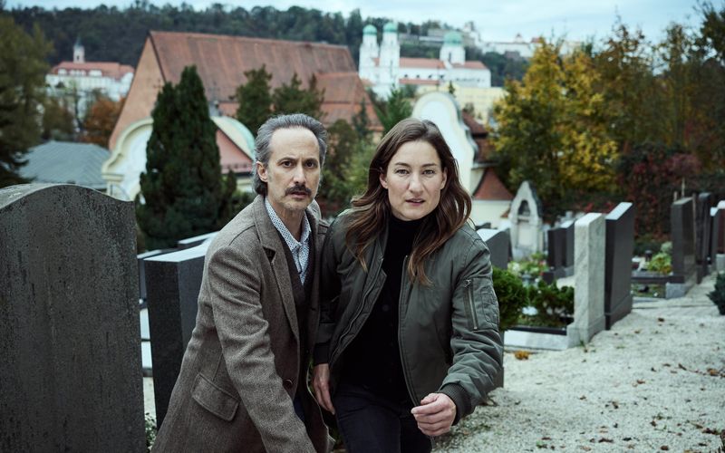 Ihr neunter gemeinsamer Kriminalfall führt den Privatdetektiv Ferdinand Zankl (Michael Ostrowski) und die Ex-Polizistin Frederike Bader (Marie Leuenberger) unter anderem auf den Friedhof. 