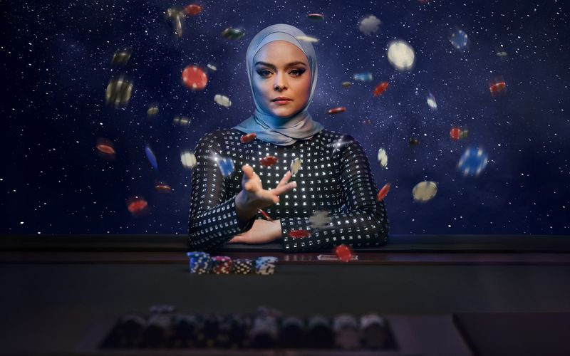 Ayla Güner (Via Jikeli) will beim Poker das große Geld machen.