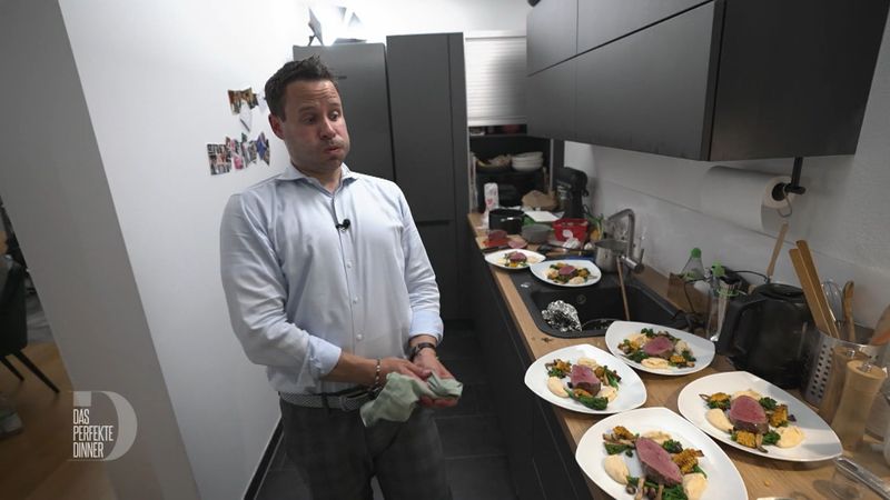 Beim Anrichten des Hauptgangs kommt Timo ins Schwitzen.
