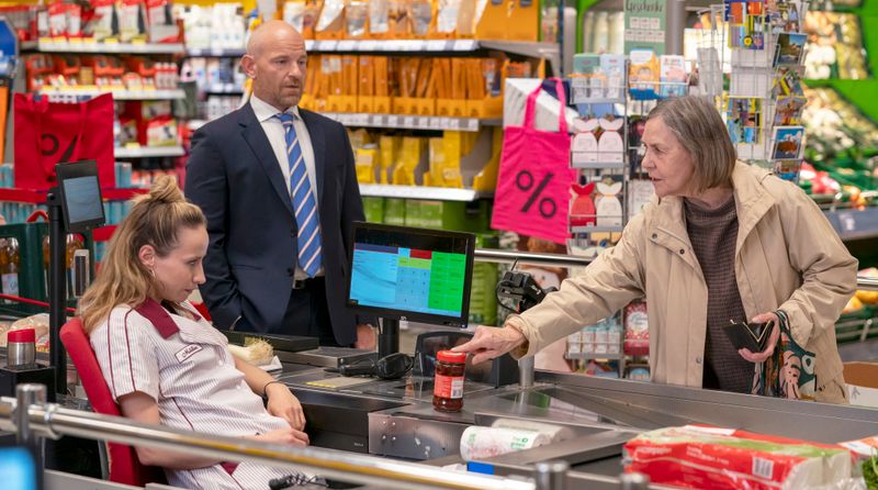 Beschämende Situation: Die feingeistige Musikpädagogin Lore (Birgit Berthold, rechts) kann an der Kasse des Supermarktes nicht alles zahlen - und muss Lebensmittel zurückgeben.