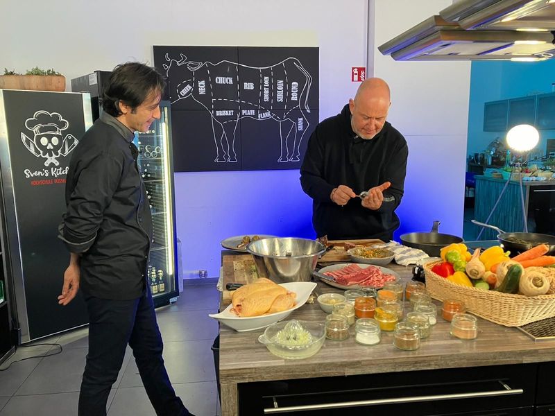 Frank Rosin hilft zum Auftakt seiner neuen Staffel "Rosins Restaurants - ein Sternekoch räumt auf" Koch und Restaurantbetreiber Reza in Haan. Drei weitere Folgen nehmen das "Gut Obermühle" in Kirchsittenbach, das "Waldcafe Forellenteich" in Braunlage und die "Wallmüllerstuben" in Treuchtlingen unter die Lupe.