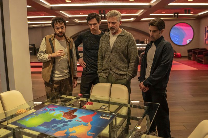 Sie brauchen keine Würfel, um sich die Welt untereinander aufzuteilen: Die Tech-Mogule (von links: Ramy Youssef, Cory Michael Smith, Steve Carell, Jason Schwartzman) nehmen sich einfach was ihnen nach ihrem eigenen Ermessen zusteht.