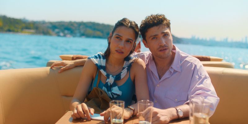 Can (Sinan Güleç) will seiner großen Liebe Mavi (Beritan Balcı) einen Heiratsantrag machen. Wird es ihm gelingen?