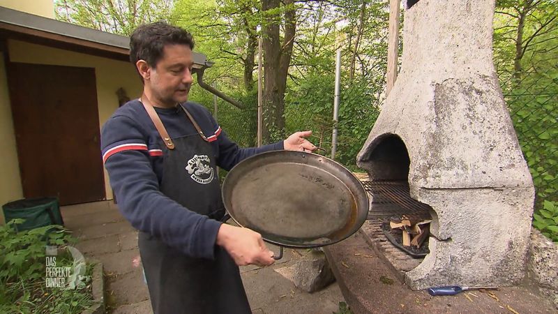 Pfanne und Holzofen sind bereit, jetzt muss Pau die Paella nur noch kochen.

