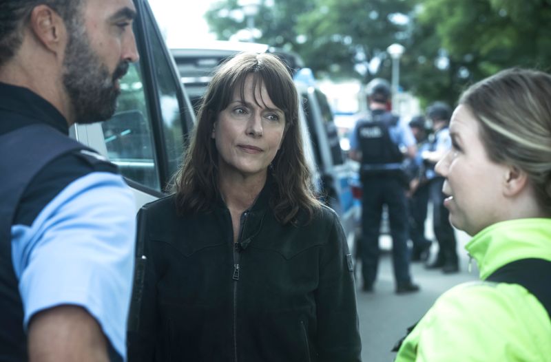 Dieser "Polizeiruf" geht an die Nieren: Kommissarin Brasch (Claudia Michelsen, zweite von links) bekommt es mit einem jugendlichen Amokläufer zu tun, der an seiner Schule Menschen erschießt. Es ist nicht ganz klar, was sein weiterer Plan ist. Auch die Zuschauer bleiben lange im Ungewissen.
