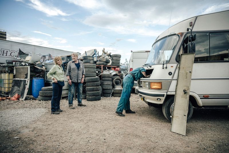 Petra (Ulrike Kriener) setzt auf der Reise alles daran, dass sie genauso verläuft, wie Georgette sie für sie geplant hat. Dafür sabotiert sie sogar das Campingmobil und macht es fahruntüchtig. Da ahnt ihr Mann Erik (Rolf Lassgård, Mitte) noch nichts von alledem.