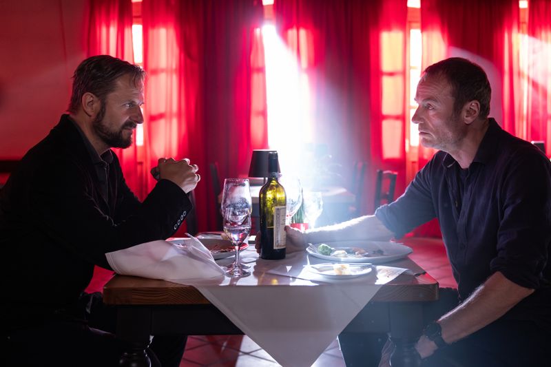 Lukas Geier (Philipp Hochmair, links) und Roland Büttner (Mark Waschke) beschnuppern sich. Will Mafia-Killer Büttner tatsächlich auspacken und ins Zeugenschutzprogramm? 