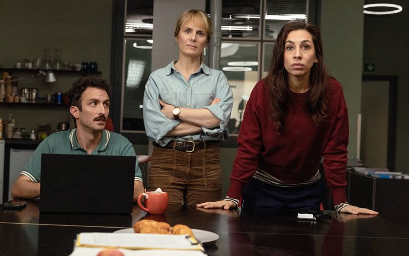 Der Kriminaltechniker Noah Löwenherz (Aaron Arens), und die Kommissarinnen Isabelle Grandjean (Anna Pieri Zuercher, Mitte) und Tessa Ott (Carol Schuler) bekamen es im "Tatort: Kammerflimmern" mit einem lebensgefährlichen Cyberangriff zu tun. 