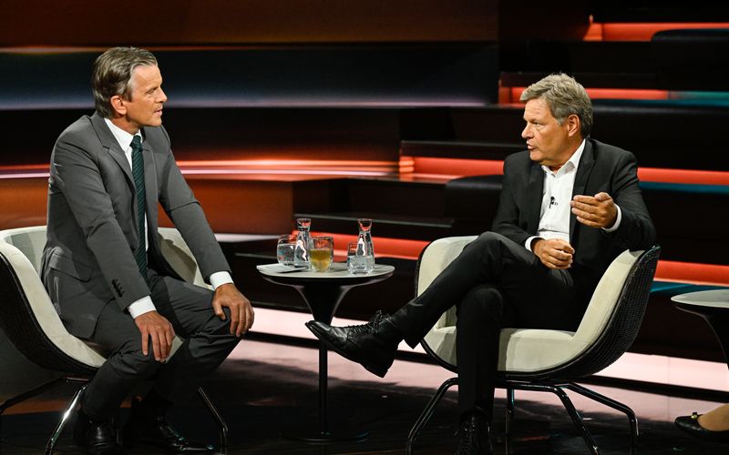 Robert Habeck (rechts) stand Markus Lanz nach seinem Rücktritt Rede und Antwort.