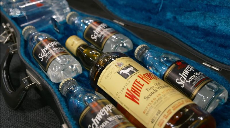 Im Koffer befanden sich ein Whiskey, Soda und die passenden Gläser für einen kühlen Drink.